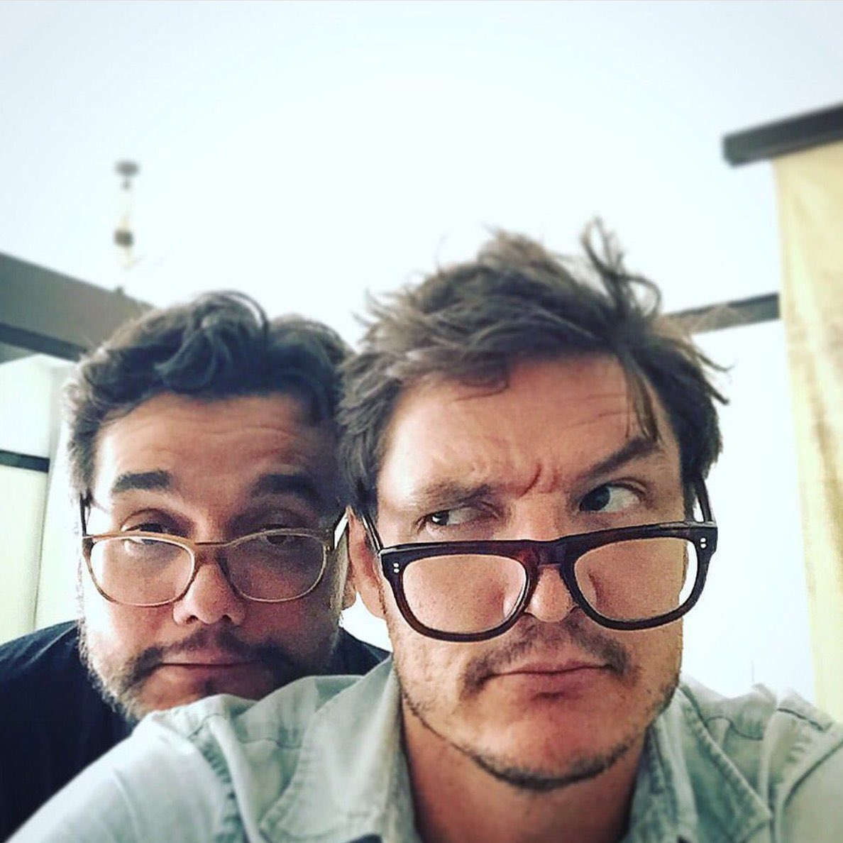 poponze's tweet photo. AMIZADE LINDA! Wagner Moura revela que Pedro Pascal escreveu uma carta ao serviço de imigração dos EUA para ajudá-lo no processo de mudança para o país:

“Ele foi superimportante quando me mudei para os Estados Unidos, porque pedi que ele escrevesse aquelas cartas para o serviço de imigração. Eu estava tentando vir para cá e trabalhar aqui e pedi para Pedro escrever uma carta dizendo que sou um bom ser humano. Ele realmente me ajudou com isso.”