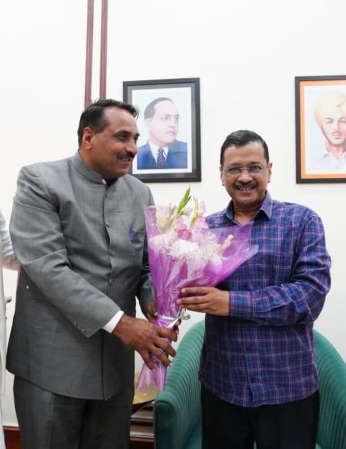 आज माननीय पूर्व मुख्यमंत्री दिल्ली आदरणीय <a href="/ArvindKejriwal/">Arvind Kejriwal</a>  जी से उनके निवास पर सुखद मुलाकात की