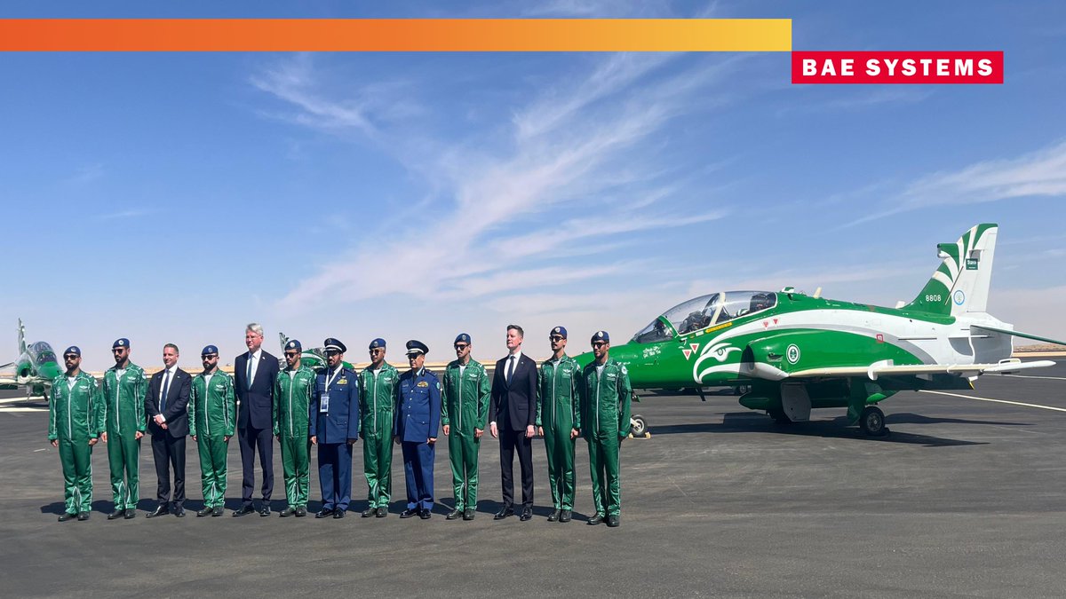 BAESystemsKSA's tweet photo. احتفت قيادات الشركة واللواء الطيار الركن عبدالعزيز بن عبدالرحمن القديري، الرئيس التنفيذي للبرنامج السعودي البريطاني للتعاون الدفاعي ورئيس مشروع (سلام)، واللواء الدكتور صلاح الدين بن محمد الفواز، مدير البرنامج السعودي البريطاني للتعاون الدفاعي، وفريق الصقور السعودية، خلال معرض الدفاع العالمي بأول ظهور رسمي لطائرات الهوك T-165 التي جرى تجميعها وتصنيع أجزاء رئيسية منها محليًّا بالكامل وبأيدٍ سعودية 🇸🇦.