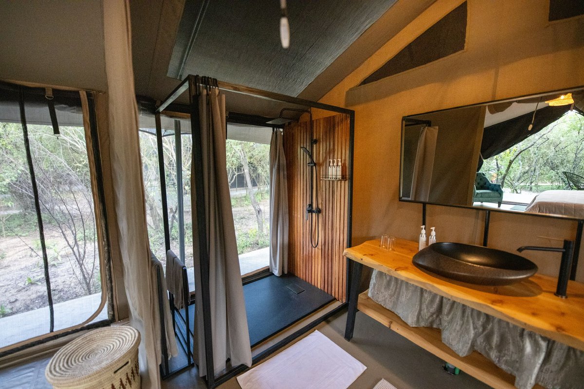 In the evening of the safari the tent offers the rhythm of the wild. 🌿🐆 This isn't just a stay; it's an invitation to nature’s front row seat. From the canvas walls to the golden light filtered through the trees, every detail is designed for the ultimate safari dream.