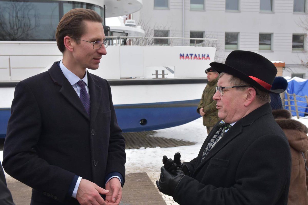 🌊10 lutego 1920 roku generał Józef Haller dokonał symbolicznych Zaślubin Polski z Morzem. Ten gest w Pucku był czymś więcej niż tylko ceremonią. To była obietnica rozwoju Polski nad Bałtykiem. Polska wróciła nad morze i je odzyskała.

⚓Dziś, kilkadziesiąt kilometrów dalej, w