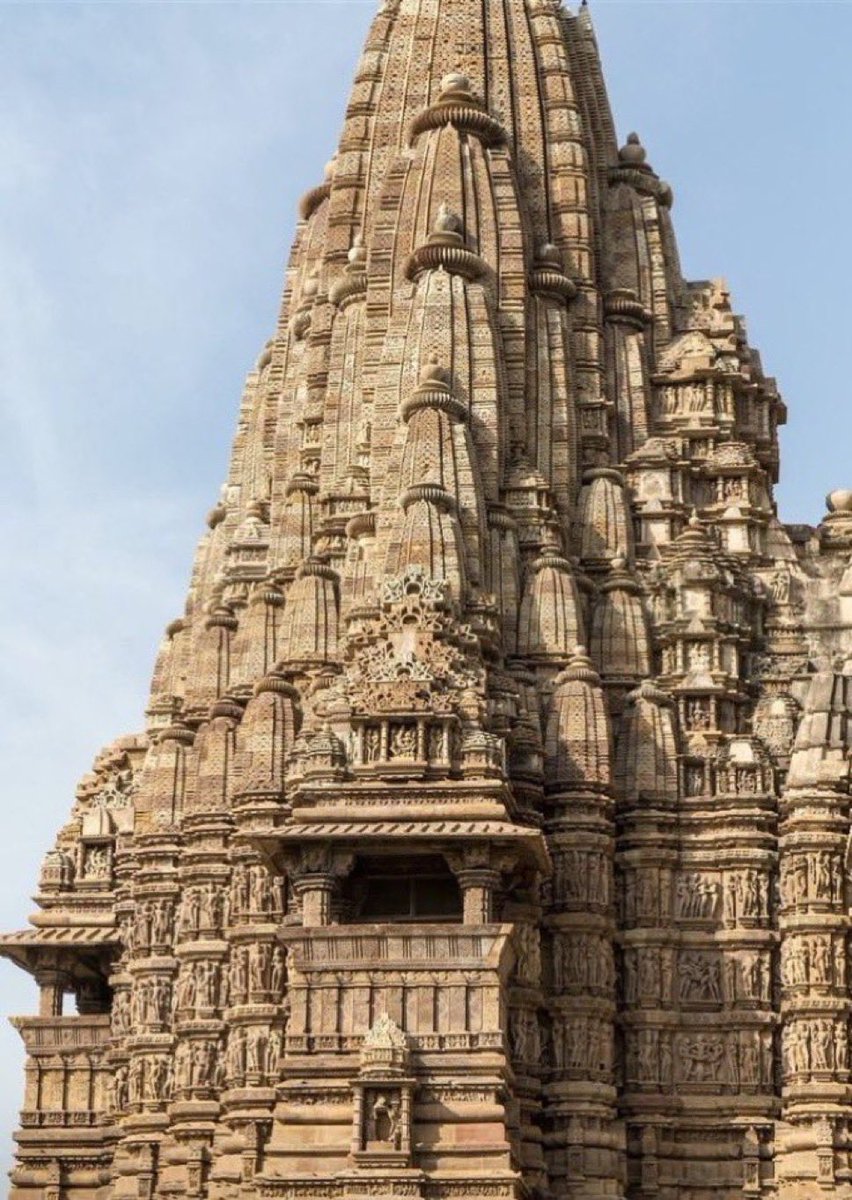 Alexny_85's tweet image. Construido hace mil años, el templo Kandariya Mahadeva, en la India, es una de las construcciones más asombrosas del planeta. ¡A sus famosos relieves eróticos, añade en la parte superior una extraordinaria decoración que se asemeja a un fractal!

📷 Kevinstandagehotography