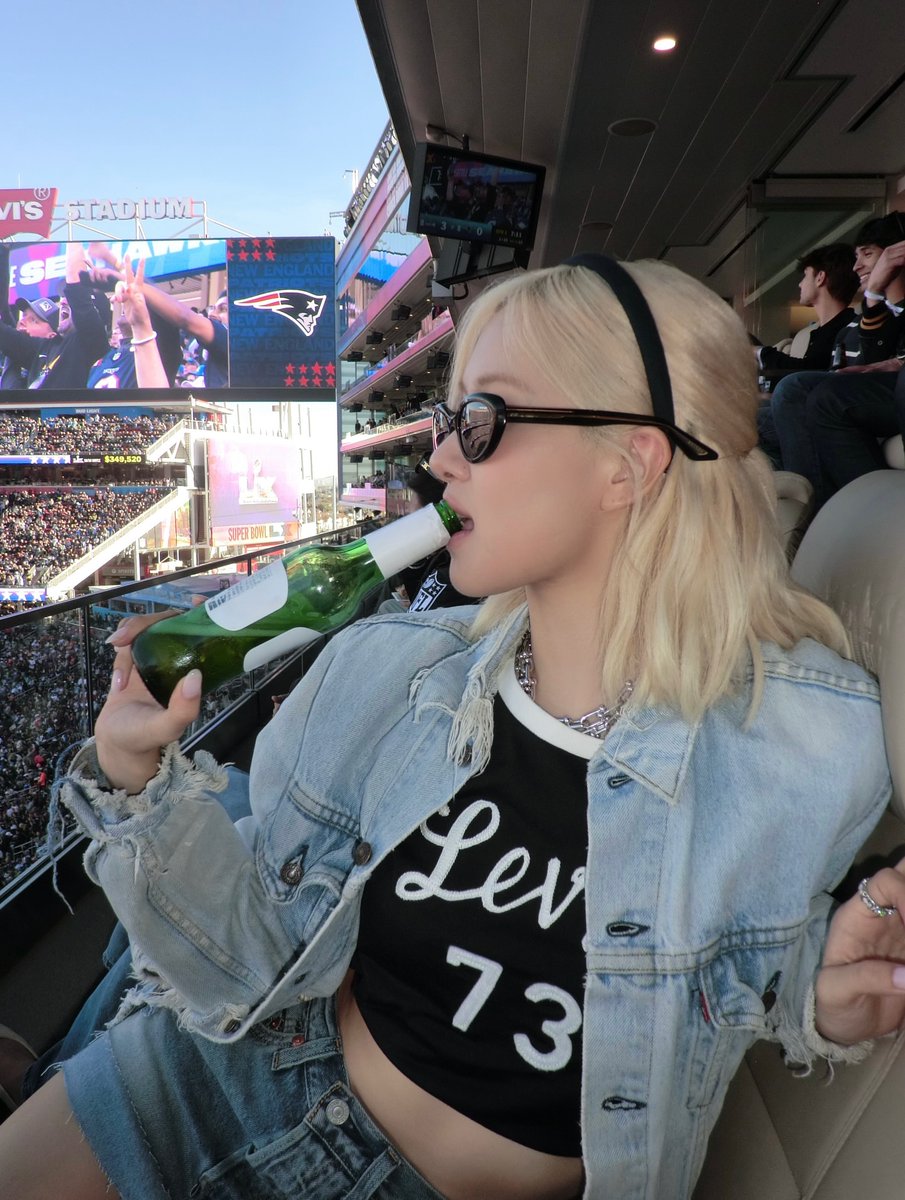 cin_htt's tweet photo. rosé assistiu o superbowl 🥹🤍 https://t.co/o9Mw27Xvh8