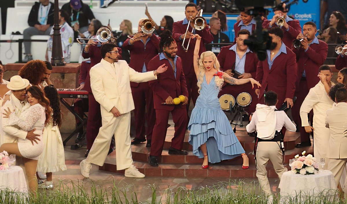 “Ela implorou pra participar” - foi convidada

“Ela não é latina” - a mensagem de união da América e não segregação 

“O que DWAS tinha a ver?” - era um casamento 

“Não ficou bom” - ficou sim 

“Tava fora do tom” - não estava