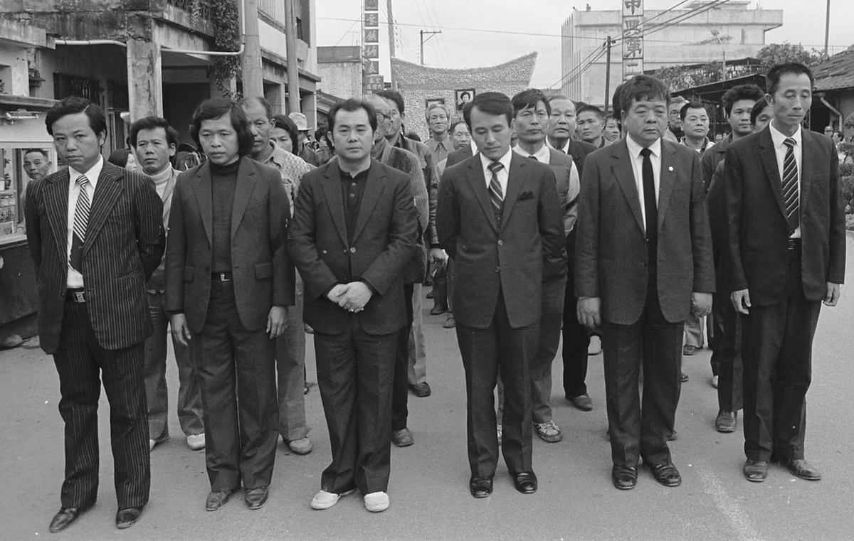 想分享幾張蔡明德記者拍攝，
林義雄媽媽跟兩個女兒的送葬隊伍。

車後那滿滿的人潮，全是不畏極權，
站出來相挺的台灣人民。
1imageart.com/post/news20200…

照片集裡還有陳青天陳定南，
以及另一位受難者陳文成博士的父親。

台灣人的勇敢，是前仆後繼的勇敢。
是一棒接一棒才有的今天。