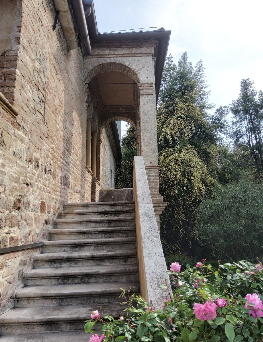 #9febbraio  secondo Carducci “fra i migliori” sonetti del #Canzoniere del #Petrarca , qui nella versione di Claudio Monteverdi: 
youtu.be/9105NkJxjGA
(foto mia, Arquà, casa del Petrarca)

Zephiro torna, e ’l bel tempo rimena,
e i fiori et l’erbe, sua dolce famiglia,
et garrir