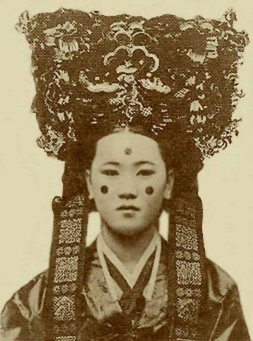 화관궤계 [花冠簂髻] 
개성지방에서 신부가 쓰던 화관의 일종이다. 검정 공단을 철사로 큰 틀을 만들어 곱게 싼 후 솜과 머리털 등으로 속을 채웠다. 겉에는 층이 지도록 여러 종류의 꽃을 꽂아 화려하게 장식했다. 족두리나 화관에 비하여 규모가 매우 크고 화려하다.