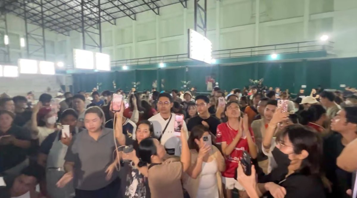 เชี่ยยยยยย ปรากฏว่าถุงพลาสติกที่กองเป็นปริศนากลางโถงมาตลอด มันคือเคเบิลไทร์ ไอ้ที่ตอนแรก กกต ตอบตอนที่โดนถามว่าทำไมไม่ซีลกล่อง ไม่มัดฝากล่องให้ดีแล้วบอกว่าไม่มีงบ

สรุป อยู่ตรงนี้เพียบ

เกิดการโห่ครั้งใหญ่ โยนถุงตุ้มตั้ม

ตัวแทนเจรจาที่แบกสถานการณ์ทั้งหมดปรามมวลชนให้หยุดโห่