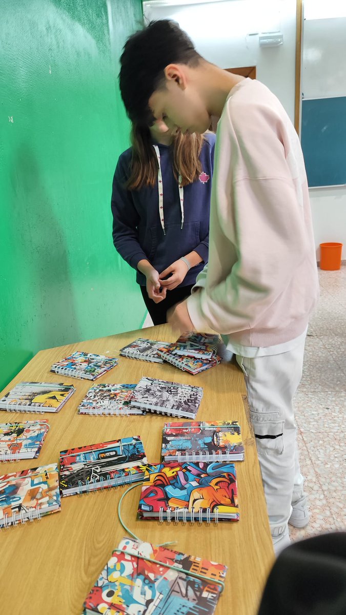LaSalleSdr's tweet photo. 🎙️¡Teatro, baile, fotografía, pintura, papel!
En el cierre de la #Narrativa #NCALaSalle🚀 #Influencers, los alumnos de 2º ESO han podido ver el trabajo que han desarrollado en los talleres la semana pasada
#SomosLaSalle💫 https://t.co/XqnjzfmGCv