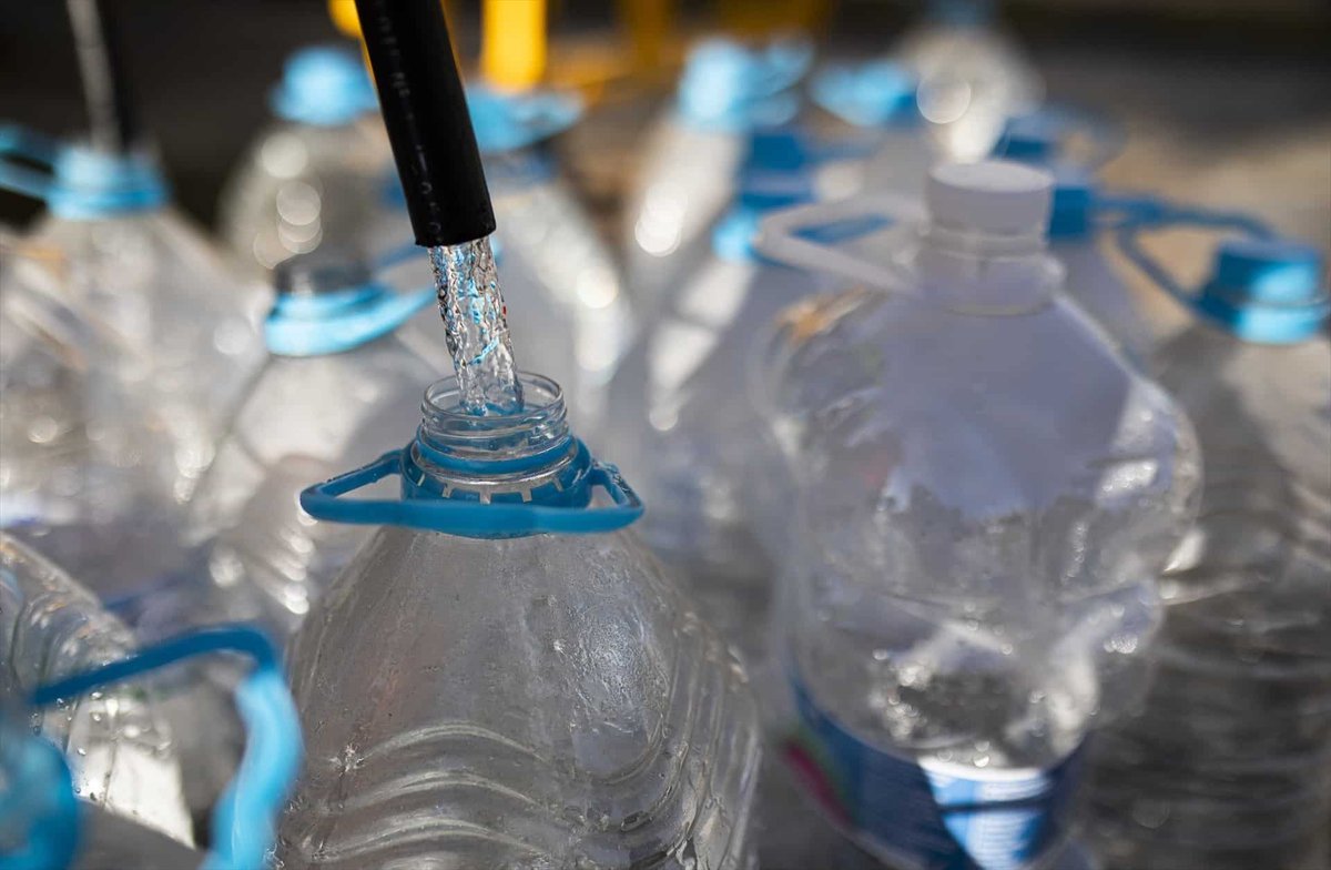 Sabeu per què a les etiquetes de l'aigua embotellada apareix l'adjectiu 'mineral'? Perquè es regeix per la llei de mines espanyola de 1973, cosa que permet exhaurir-la, com fan les envasadores al Montseny (malgrat ser Parc Natural i Reserva de Biosfera)▶️ alcaldes.eu/objectiu-treur…