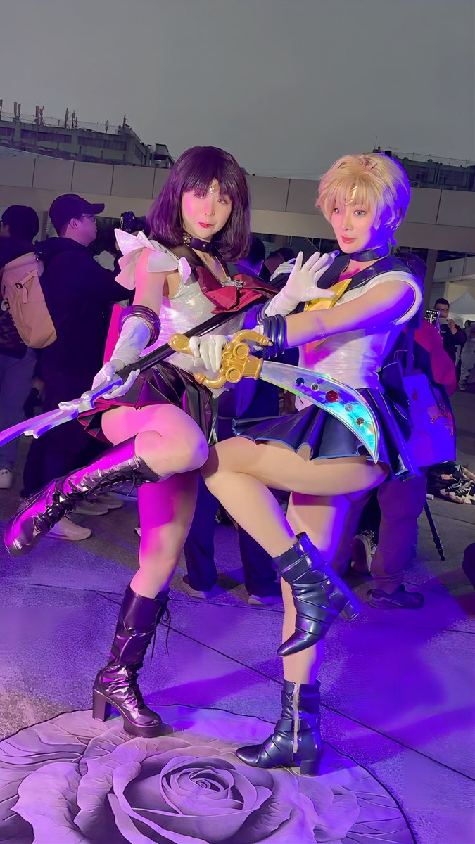 #FF46 Day 1 土星X冥王星，這個燈光搭配煙霧效果超好看😍
土星：<a href="/mitsukihoshina/">星那美月</a> 
冥王星：<a href="/ilovely1007_/">JILI♡【2/22コスホリH09-10】</a> 

照明と煙の効果は素晴らしかったです。