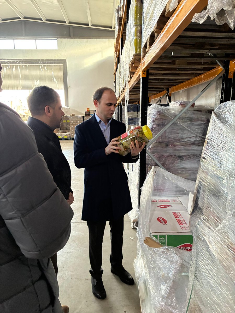 siverekkaymakam's tweet photo. Kaymakamımız Sayın Salih SAK, öğrencilerimizin beslenme ihtiyaçlarının karşılandığı Öğretmenevi malzeme deposunda incelemelerde bulunarak, öğrencilerimizin sağlıklı ve düzenli beslenmesine yönelik yürütülen çalışmalar hakkında yetkililerden bilgi aldı.
@salihsakmia @siverekmem63 https://t.co/DT0kFZgz8K