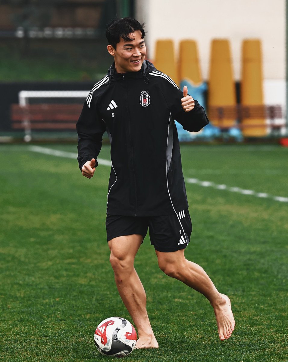 Oh Hyeon-gyu barefoot again in training! 🦶😂

As we know, we Koreans/Turks take our shoes off in our homes. 🏠

Perhaps he's found his home. 🦅🫡🇰🇷

#오현규 #Besiktas