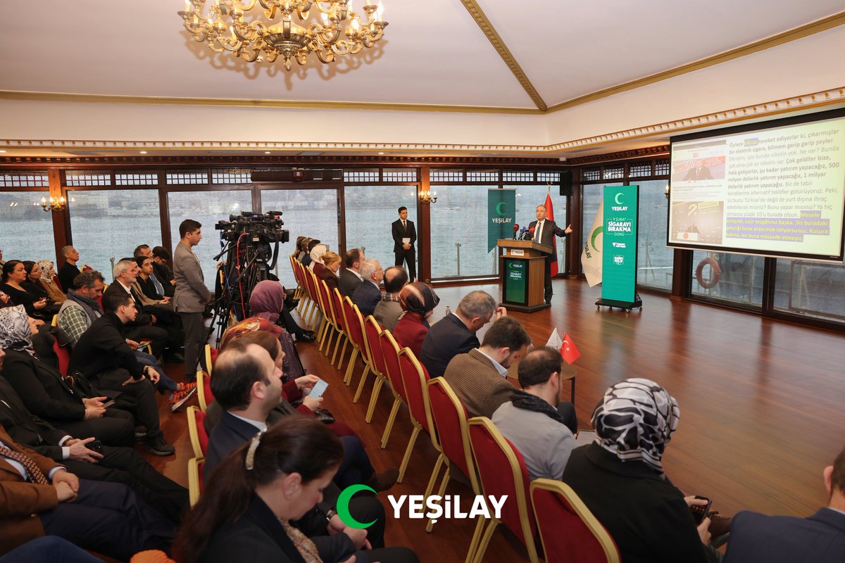 1920yesilay's tweet photo. 9 Şubat Sigarayı Bırakma Günü kapsamında, “Bırak Şimdi” projemizin lansmanını gerçekleştirdik.

 Genel Başkanımız Doç. Dr. Mehmet Dinç; tütün ve bağımlılıkların yalnızca bireysel değil, aynı zamanda toplumsal bir sorun olduğuna dikkat çekerek, özellikle çocuklar ve gençler için giderek artan risklere vurgu yaptı. Önlenebilir olmasına rağmen her yıl milyonlarca insanın hayatını kaybetmesine neden olan tütün kullanımına karşı bütüncül ve sürdürülebilir bir mücadelenin öneminin altını çizdi.

Yeşilay Bilim Kurulu Üyemiz ve Cumhurbaşkanlığı Sağlık Politikaları Kurulu Üyesi Prof. Dr. Toker Ergüder ise sigara kullanımına ilişkin güncel verileri paylaşarak, sigaranın neden bırakılması gerektiğine dair kapsamlı bir sunum gerçekleştirdi. Sağlık Bilimleri Üniversitesi Kurucu Rektörü Prof. Dr. Cevdet Erdöl ve Yasemin Açık Vakfı Kurucusu Prof. Dr. Yasemin Açık’ın da konuşmalarıyla katkı sunduğu programda, Tütünle Mücadele Karikatür Sergisinin açılışı yapılırken, “Bırak Şimdi” projemizin tanıtımı da gerçekleştirildi.

Sağlıklı nesiller için yürüttüğümüz mücadele kararlılıkla devam ediyor.🙌🏻

#Yeşilay #BağımsızlıkSeferberliği #BırakŞimdi