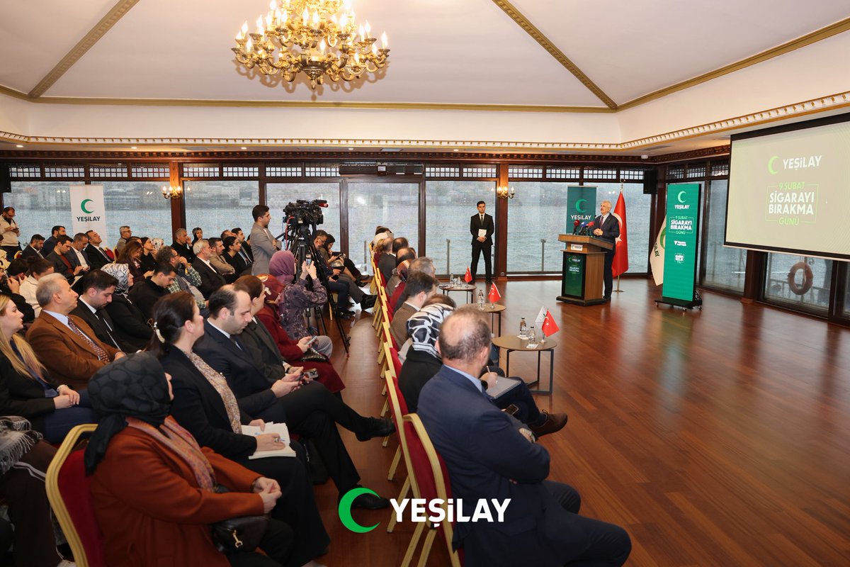 1920yesilay's tweet photo. 9 Şubat Sigarayı Bırakma Günü kapsamında, “Bırak Şimdi” projemizin lansmanını gerçekleştirdik.

 Genel Başkanımız Doç. Dr. Mehmet Dinç; tütün ve bağımlılıkların yalnızca bireysel değil, aynı zamanda toplumsal bir sorun olduğuna dikkat çekerek, özellikle çocuklar ve gençler için giderek artan risklere vurgu yaptı. Önlenebilir olmasına rağmen her yıl milyonlarca insanın hayatını kaybetmesine neden olan tütün kullanımına karşı bütüncül ve sürdürülebilir bir mücadelenin öneminin altını çizdi.

Yeşilay Bilim Kurulu Üyemiz ve Cumhurbaşkanlığı Sağlık Politikaları Kurulu Üyesi Prof. Dr. Toker Ergüder ise sigara kullanımına ilişkin güncel verileri paylaşarak, sigaranın neden bırakılması gerektiğine dair kapsamlı bir sunum gerçekleştirdi. Sağlık Bilimleri Üniversitesi Kurucu Rektörü Prof. Dr. Cevdet Erdöl ve Yasemin Açık Vakfı Kurucusu Prof. Dr. Yasemin Açık’ın da konuşmalarıyla katkı sunduğu programda, Tütünle Mücadele Karikatür Sergisinin açılışı yapılırken, “Bırak Şimdi” projemizin tanıtımı da gerçekleştirildi.

Sağlıklı nesiller için yürüttüğümüz mücadele kararlılıkla devam ediyor.🙌🏻

#Yeşilay #BağımsızlıkSeferberliği #BırakŞimdi