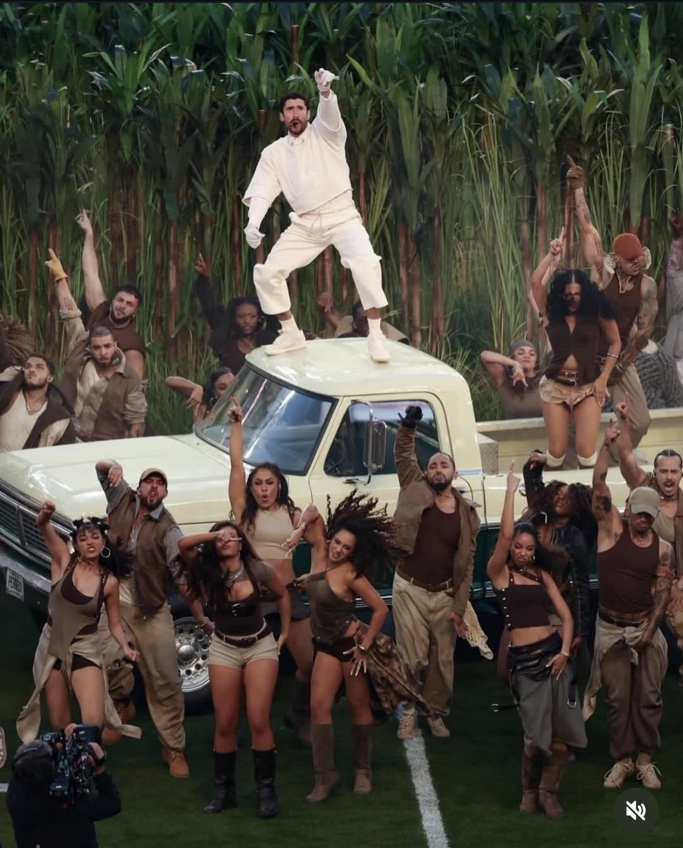 felyxmarquez's tweet photo. Desde #Yanga, #Veracruz, Daisy Vázquez, latina y originaria del primer pueblo Afro libre de América, participó como bailarina en la presentación de Bad Bunny en el #SuperBowlLX. Flow, raíz y representación en uno de los escenarios más vistos del mundo. https://t.co/BQKkxEPPxd