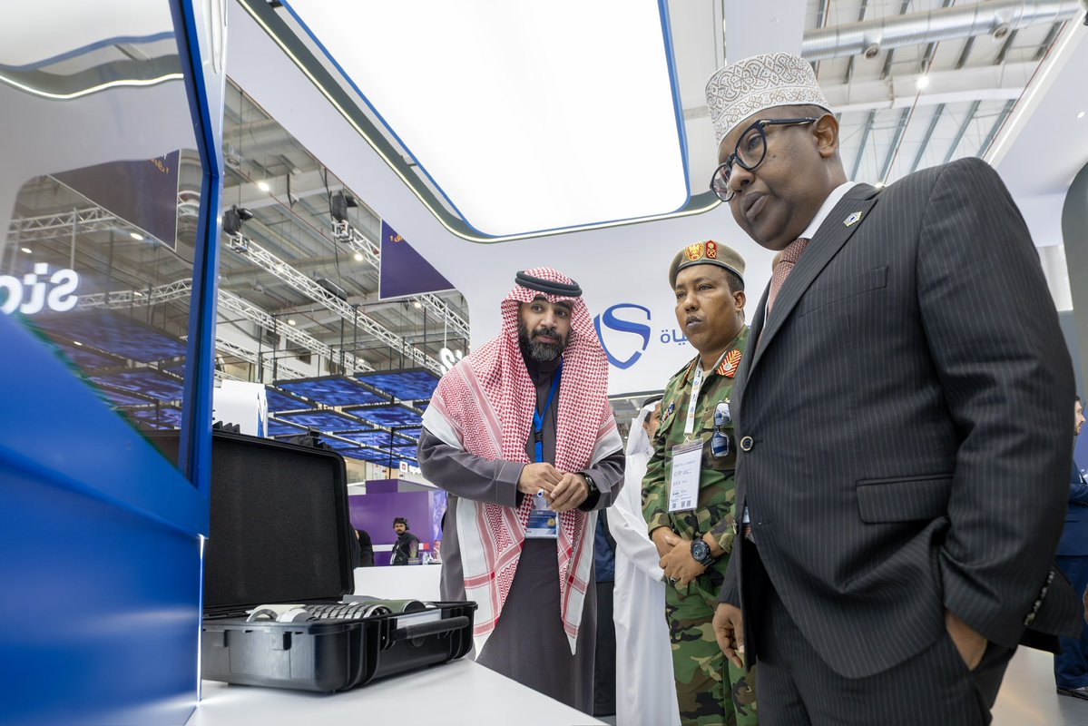 تشرفنا بزيارة وزير الدفاع في الحكومة الصومالية، السيد أحمد معلم فقي <a href="/AhmedMoFiqi/">Hon. Ahmed FIQI</a> ، وكان في استقباله سعادة رئيس مجلس الإدارة الأستاذ هشام بن منصور الجمعان، الذي استعرض أحدث التقنيات العسكرية في درع الحياة.

#WDS2026
#نبني_مستقبل_الدفاع