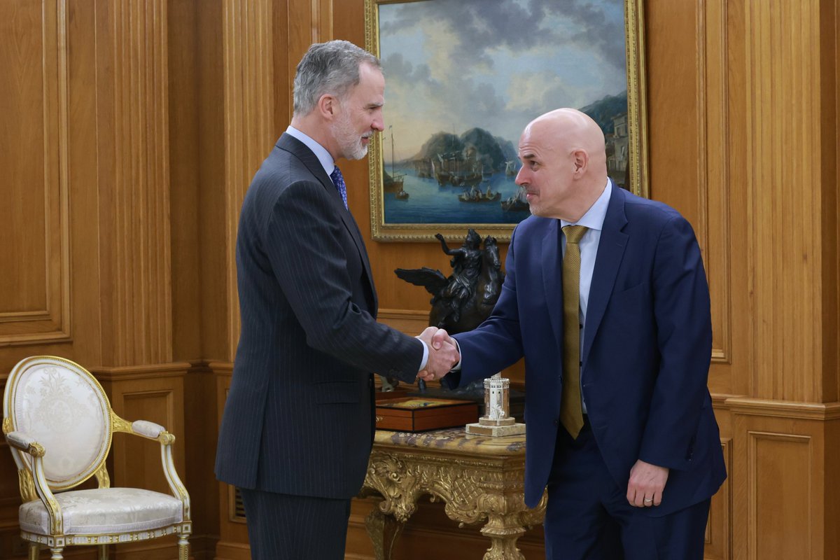 CasaReal's tweet photo. El Rey recibe en audiencia al consejero delegado de Oracle, Mike Sicilia, acompañado por el director general de Oracle España, Albert Triola, con motivo de la celebración del Oracle AI World Madrid y del 40º aniversario de la presencia de Oracle en España.

➡️https://t.co/wYrHgbOLsb