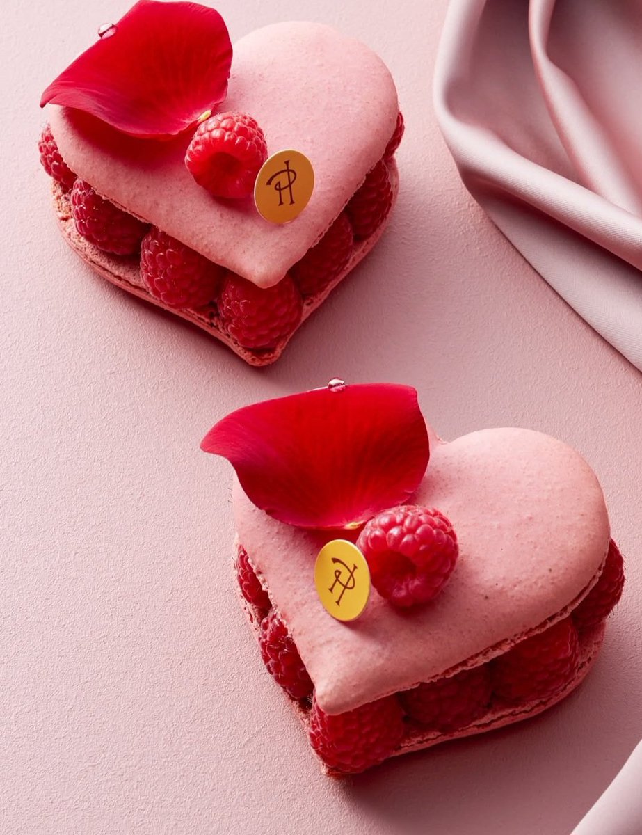 VIParis's tweet image. We ❤️ Valentine's Day macarons...#MacaronMonday #Paris #Delish #Travel #Love #MondayMotivation #France #Parisjetaime  📸 pierrehermeofficial IG  ❤️❤️