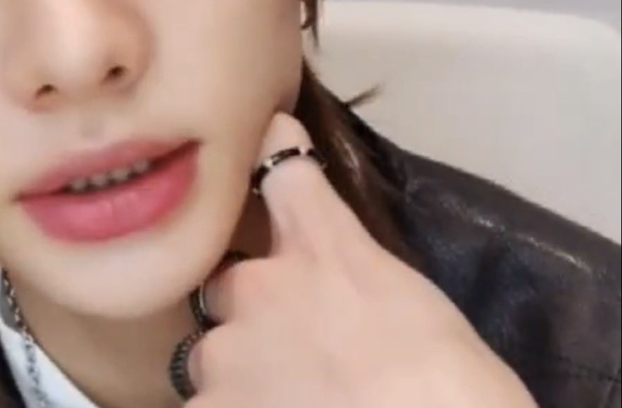 これでもないかなー？シルバーバンブーリングってやつ💦だれかーーー😆🙏ヒョンジンの見ると横から見ると割れてるんだよね竹みたいに！