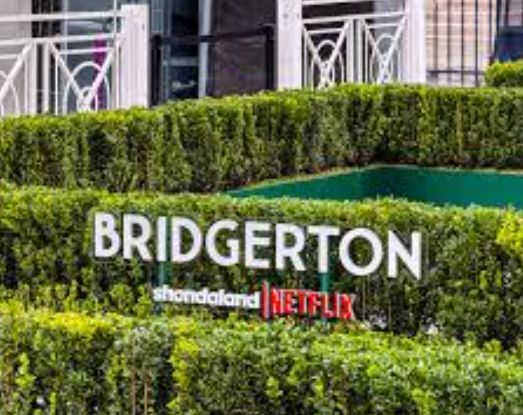 El zumbido se escucha hasta en los jardines de palacio. Ella ha llegado y, con un solo movimiento de abanico, ha puesto a todos a sus pies. 
KARIME X BRIDGERTON