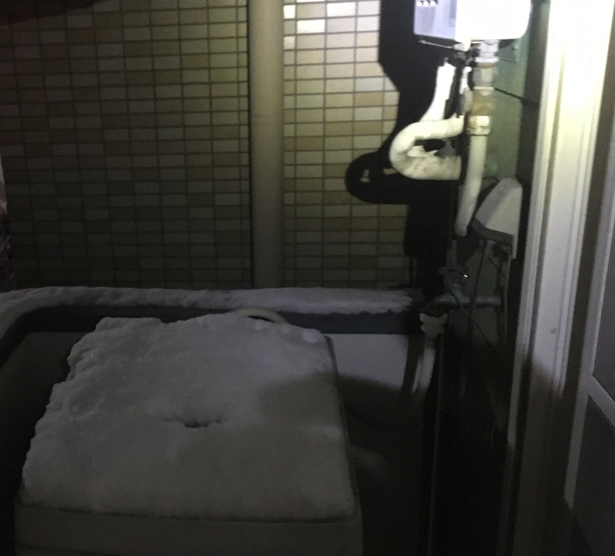 風呂入ろうと思ったら外の給湯器が凍結してお湯出なくなってワロタ😭😭
給水管にお湯かけてたら直ったけど、めっちゃ風強くて震えが🥶
