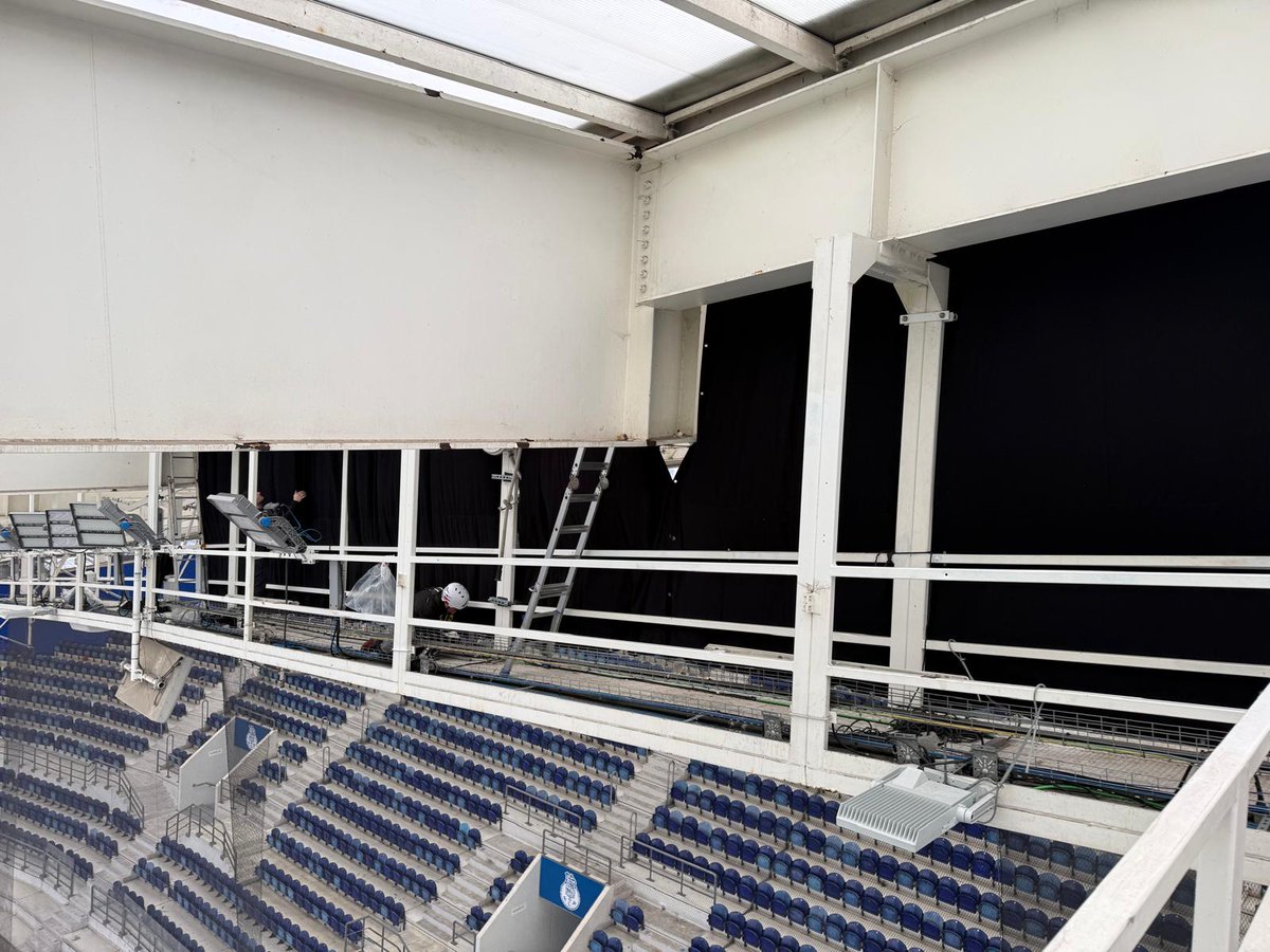 Simao_Jorgensen's tweet photo. Está mau tempo no Porto, está vento, frio e chuva. 

AVB mandou, de forma especial, instalar umas cortinas para salvaguardar os adeptos sportinguistas, proporcionando algum conforto independentemente do resultado final

Um gesto que não pode passar despercebido 👏 https://t.co/o9f4onpsmW