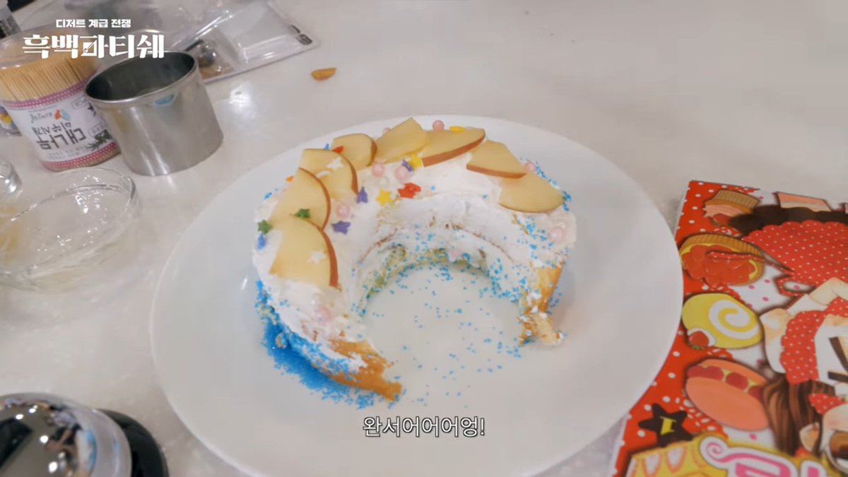 mysuperstarz's tweet image. Jiwoo isinya 60% berantem sama judge A-na 30% flirting sama judge Juun dan 10% nya masak. Whipped cream nya gagal total untung masih ada sisaan nya punya Carmen 😂🥧🌙

#Hearts2Hearts #Hearts_Chase #Heartflix #Jiwoo