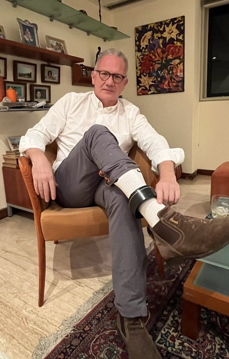 Esta foto ilustra dos cosas: el concepto de “libertad” del régimen que pregona amnistía y reconciliación y la dignidad de quien porta el grillete electrónico: <a href="/PerkinsRocha/">Perkins Rocha</a> !!