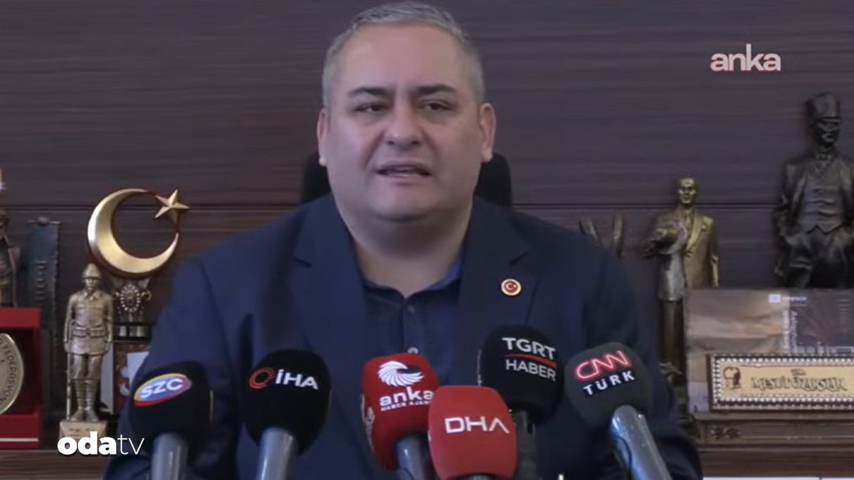 Ülkedeki siyasetin halipürmelali şu omurgasız üzerinden bir kez daha ortaya çıktı. 

PORTAŞ'da yönetici iken yolsuzluk ve ihaleye fesat karıştırma suçundan yargılanan bu muhterisi Cumhur İttifakı ve CHP paylaşamıyor. CHP bizden gitti diye üzülüp hakaret ederken, AKP ve MHP bize