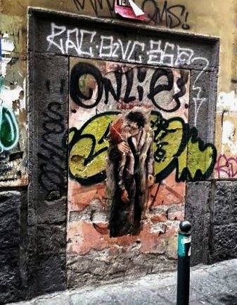 Strada chiusa
La via di fuga in un abbraccio
Sapore di un bacio sospeso
per tenerezza magari,
come un caffè 
sul bancone del bar 
offerto da uno sconosciuto
Non farci caso se
si scrive da sola la canzone 
che è didascalia 
del fermo immagine

Breath 
#IlPotereDeiBaci
#SalaLettura