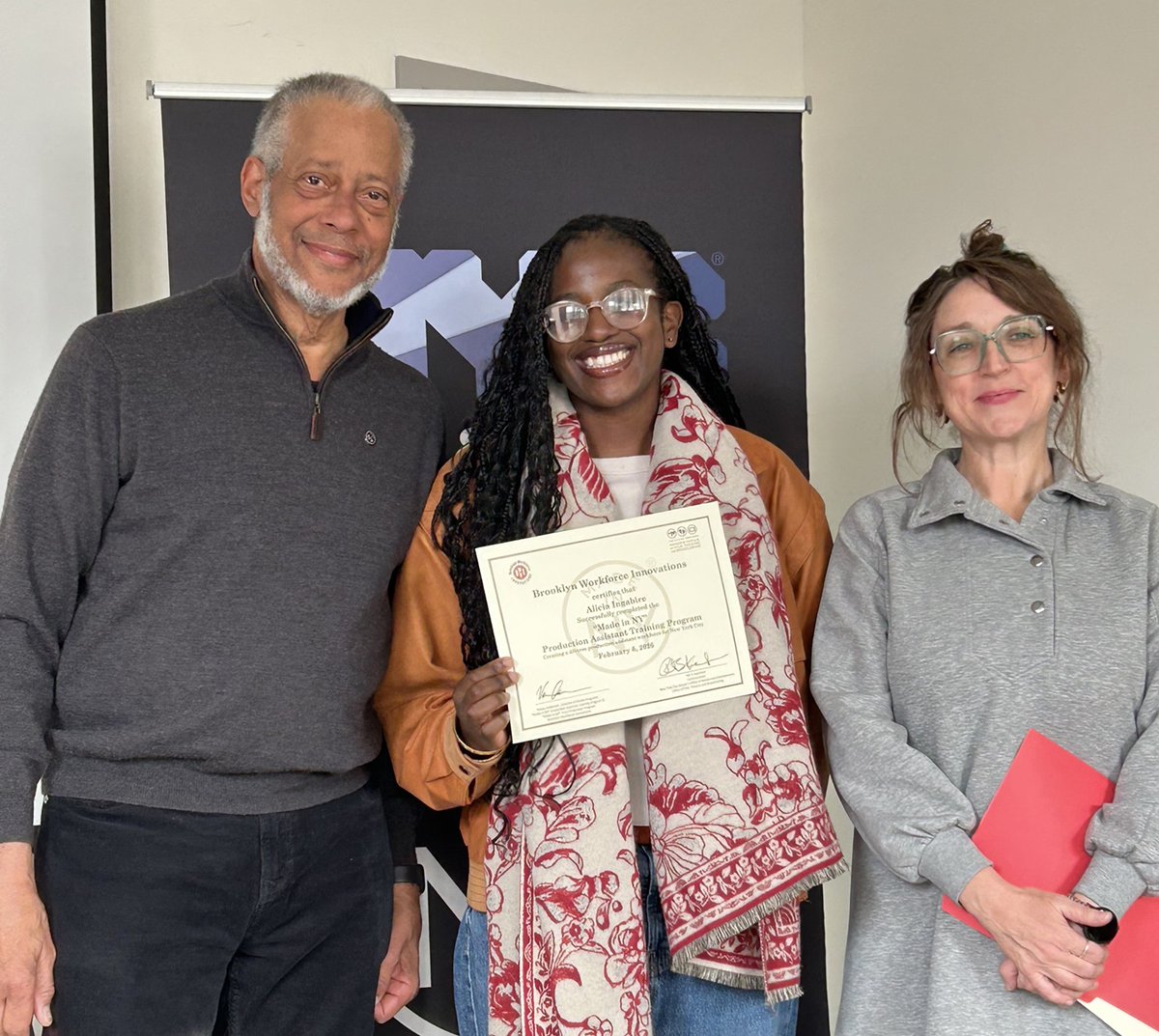 MadeinNY's tweet photo. Congratulations to the 22 new #MadeinNY production assistant training program graduates from the 82nd class! @madeinnypas 👏 

Overall, 1200+ New Yorkers gained skills to work on set! 📽️ 

Join them towards great careers in TV/film; learn more at @nybwi' weekly info sessions: https://t.co/yC8TnSKLJs