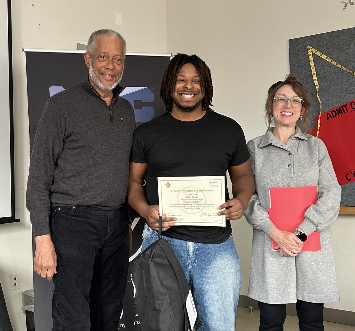 MadeinNY's tweet photo. Congratulations to the 22 new #MadeinNY production assistant training program graduates from the 82nd class! @madeinnypas 👏 

Overall, 1200+ New Yorkers gained skills to work on set! 📽️ 

Join them towards great careers in TV/film; learn more at @nybwi' weekly info sessions: https://t.co/yC8TnSKLJs