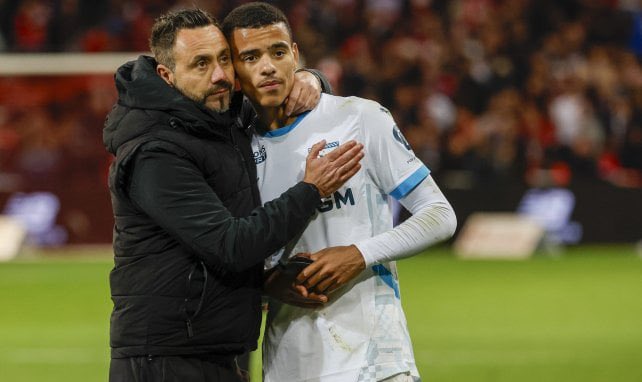 MercatoPlein's tweet photo. 🚨 De nombreux supporters marseillais reprochent à Roberto De Zerbi l’absence de Mason Greenwood hier soir face au PSG. ❌
Problème : le joueur était bel et bien sur le terrain.
#TeamOM #PSGOM #LeClassique https://t.co/LZ4lTlB2G6