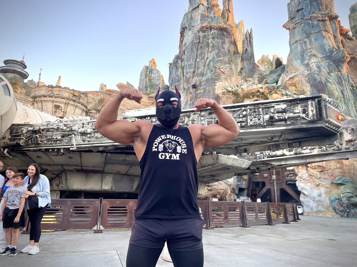 Wore my pup hood in public, no one was harmed, the Earth continued spinning, the Empire was defeated 🐶🚀

Be yourself and let people live