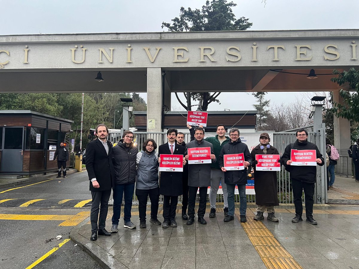 Kayyım Naci'nin kulüp odalarımızı işgalini protestomuzu şiddetle bastırmaya çalışan aklın karşısında alandaki sıra arkadaşlarımızla beraber durduk.

Milletvekillerimiz Yunus Emre ve Yüksel Taşkın da alanda bizlerle dayanışma içindeydi.