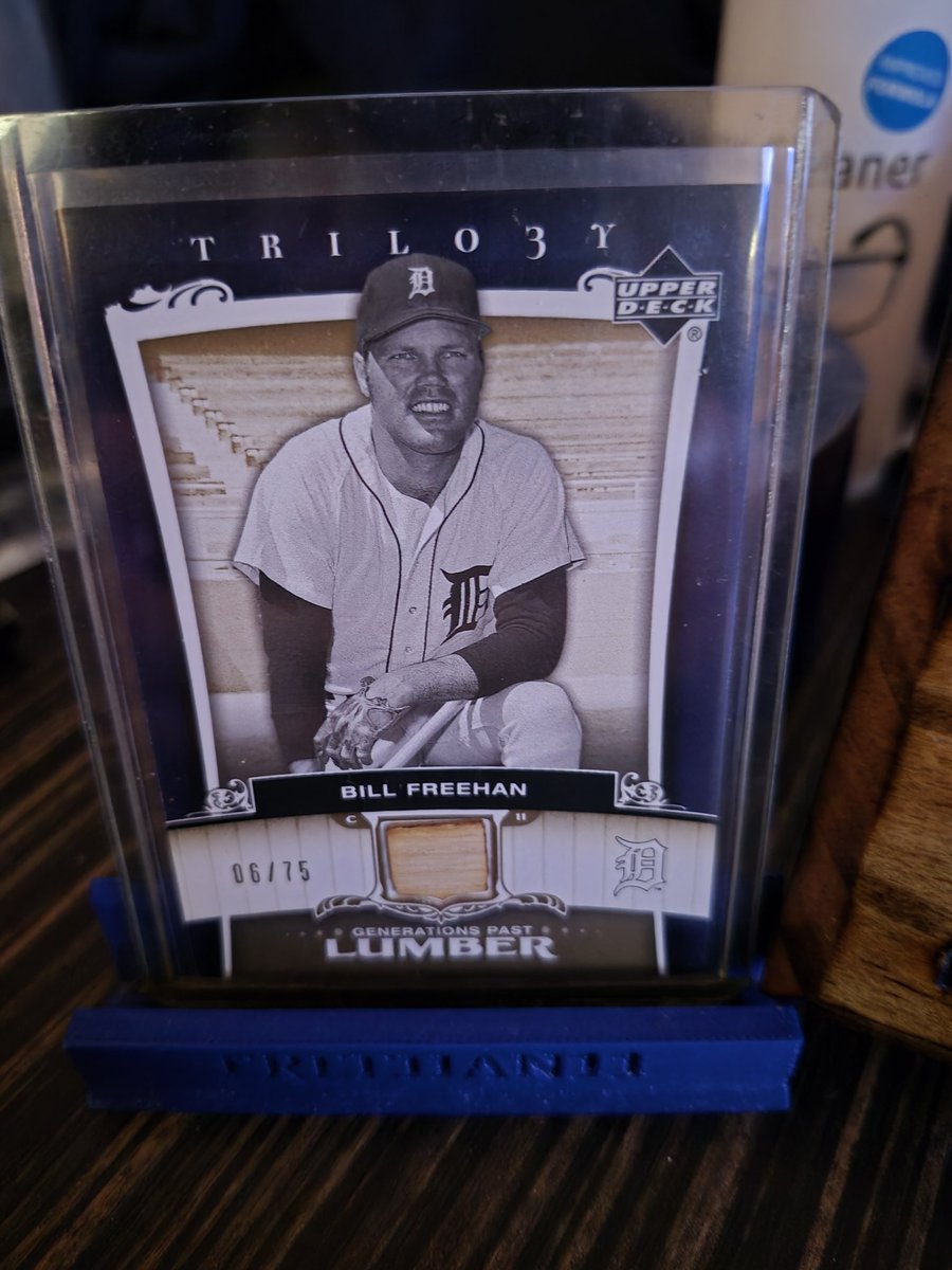 freehan11's tweet photo. This week's #CardontheTable is my Bill Freehan 2005 Upper Deck Trilogy-Generations-Past Lumber/GOLD- 6/75.
#Freehan84
@tigers #GoGetEmTigers
π
βΎοΈπ
βΎοΈπ
βΎοΈ
@1Cash28 @UpperDeckSports #thehobby #RepDetroit #DetroitRoots https://t.co/gXLzpAtJOM