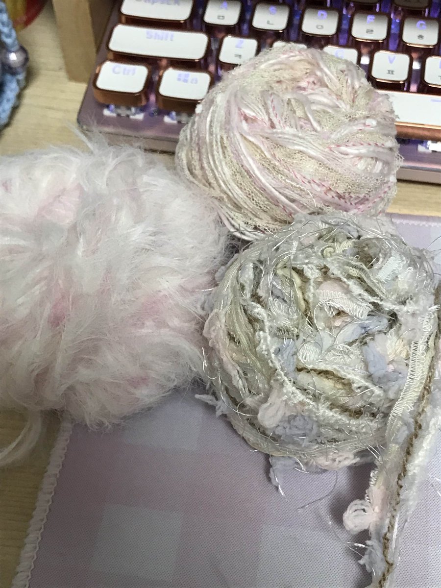 뜨개할수록 실뭉치가 줄어드는게 넘 슬픔..
ㄹㅇ귀여운데 색감을못잡네