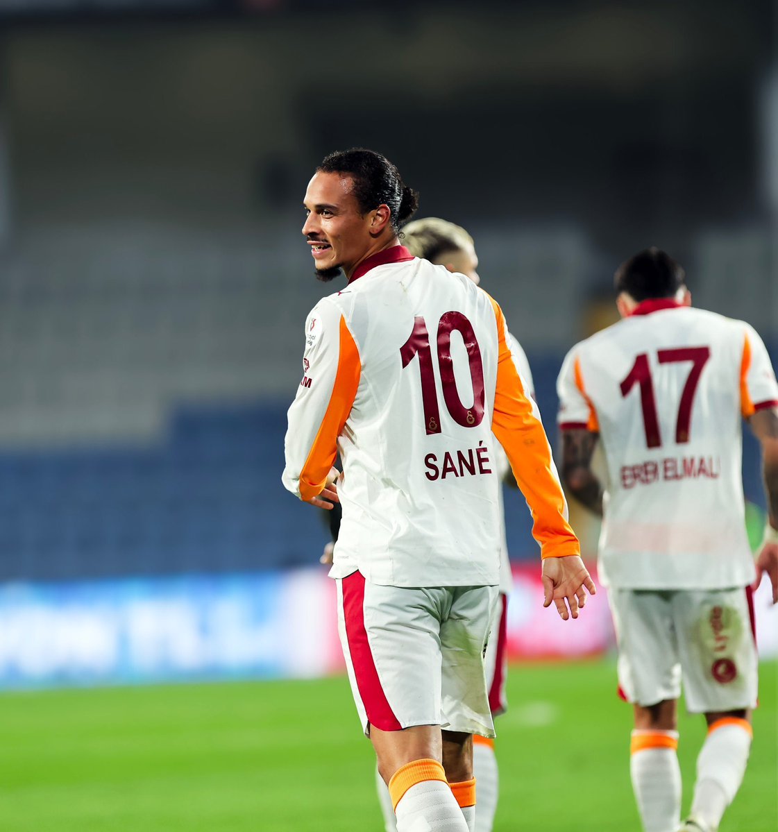 Leroy Sane: "Dünyanın en iyi takımlarında oynadım. En büyük yıldızlarla aynı takımlarda yer aldım. Büyük finaller, büyük maçlar kazandım. Galatasaray'daki heyecanı, Galatasaraylılardaki tutkuyu hiçbir yerde yaşamadım.”