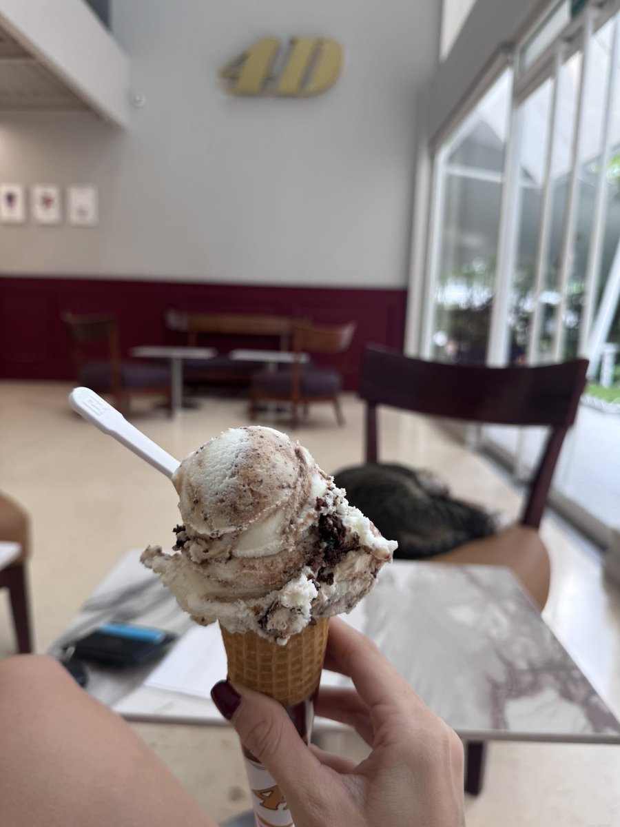 MatosValentina_'s tweet photo. Hoy hice uso de mi libre albedrío y vine a comerme un helado un lunes a mediodía sin haber almorzado ✌🏻 https://t.co/3GAe1DCDv7