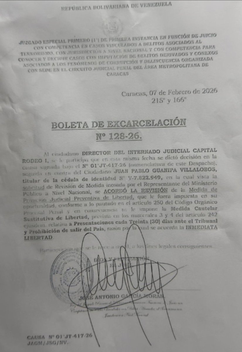 INTERPRENSA's tweet image. Donde caraj... dice que Guanipa no podía hablar con los medios y decir lo que quisiera? Donde , aparte de esas dos que están ahí escritas, está la medida que le prohibe expresarse libremente? 
Venezuela sigue en dictadura...pero sin payaso televisivo.