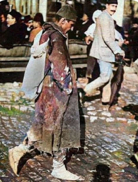 Osmanlı çocuğuyum diyorsan bunu bilmek zorundasın !
Nüfus 13 milyon civarıydı, 11 milyon kişi köyde yaşıyordu. 40 bin köy vardı, 38 bininde okul yoktu. Traktör sıfırdı, karasaban’dı. Beş bin köyde sığır vebası vardı. Hayvanlar kırılıyor, insanlar kırılıyordu.

İki milyon kişi