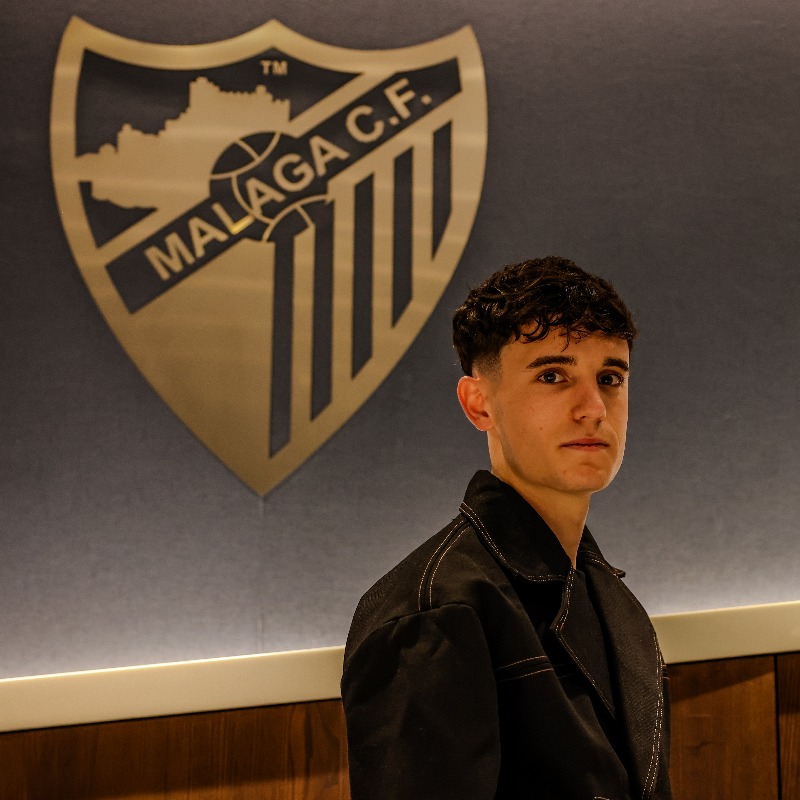 MalagaCF's tweet photo. ¡Aaron Ochoa, blanquiazul hasta 2️⃣0️⃣2️⃣9️⃣!

El futbolista ha ampliado su contrato con el Málaga Club de Fútbol hasta el 2029, por lo que estará tres temporadas más ligado a la disciplina blanquiazul.

MUY felices de seguir contigo, Aaron 💙🤍