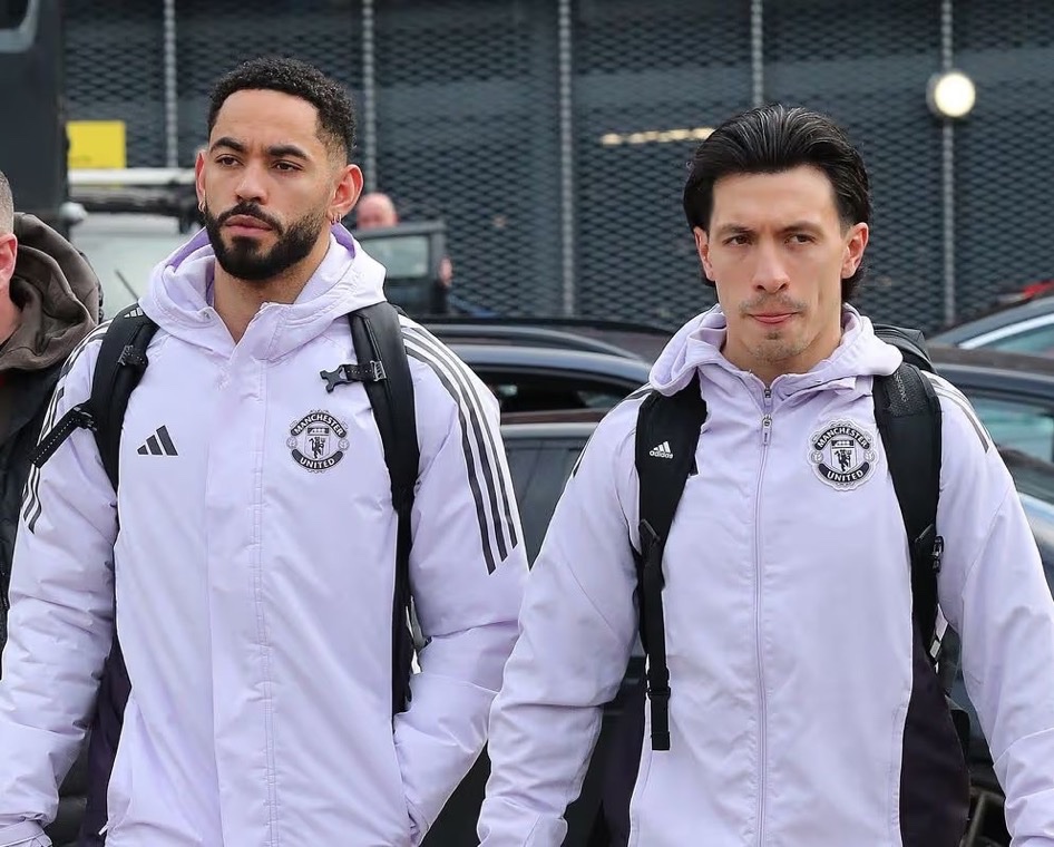SimplyUtd's tweet image. 🚨 📸 Matheus Cunha 🇧🇷 &amp;amp; Lisandro Martinez 🇦🇷 pictured together traveling to London ahead of Tomorrow fixture against the Hammers