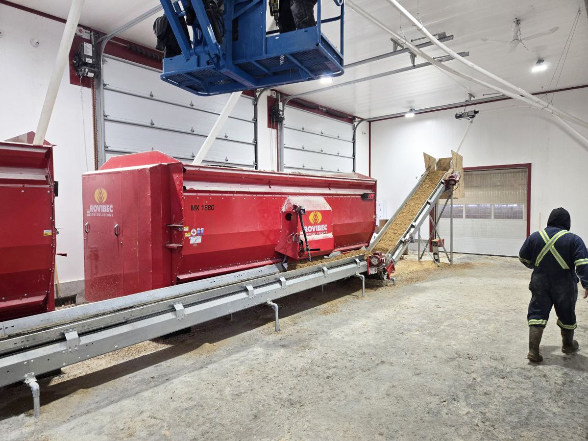 GRRobotics's tweet photo. Our first #Beef farm running with a #LelyVector!
This setup has 2 stationary TMR mixers that mix the initial feed ration. The Lely Vector delivers the feed to the 900 beef cattle when needed. This will eventually mix a sweetener in for the cows that need it at a later date. https://t.co/Syyl4m2YXA