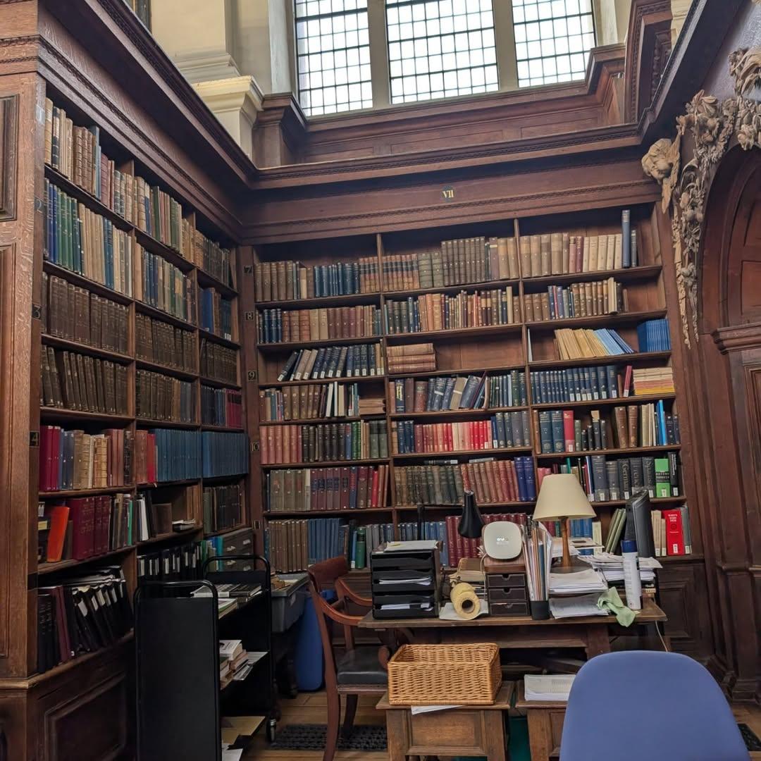 英国出張記2026冬【12日目-その7】

ケンブリッジ大学のトリニティ・カレッジ内にあるレン図書館（Wren Library）歴史を感じます📔

#ケンブリッジ #図書館 #英国出張記 #イギリス出張 #ブリティッシュライフ