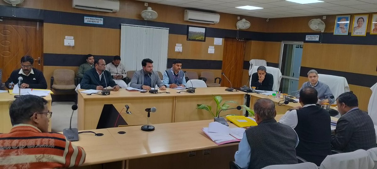 आकांक्षी जनपद/ आकांक्षी ब्लॉक कार्यक्रम के अंतर्गत  निर्धारित संकेतांको की समीक्षा बैठक कर बैठक में आकांक्षी जनपद/आकांक्षी ब्लॉक हथगाम हेतु नीति आयोग द्वारा निर्धारित सभी संकेतांको(स्वास्थ्य एवं पोषण, शिक्षा, कृषि, जल संसाधन, वित्तीय समावेशन, कौशल विकास, आधारभूत अवसंरचना के