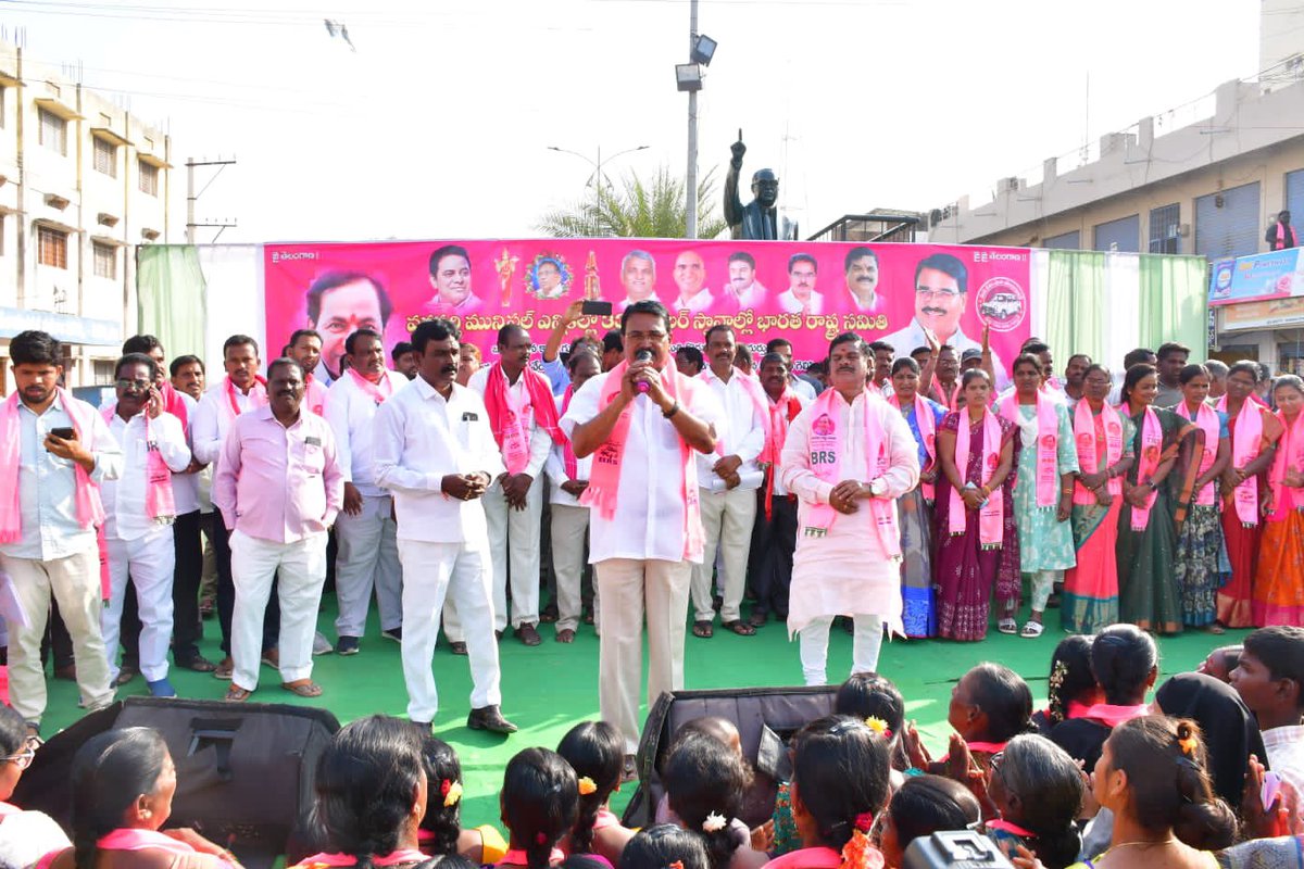BRSWanaparthy's tweet photo. కదం తొక్కిన BRS శ్రేణులు –
వనపర్తిలో విజయవంతమైన కార్నర్ మీటింగ్ 
ఫిబ్రవరి 9న అంబేద్కర్ చౌరస్తాలో వేలాది కార్యకర్తల సమక్షంలో నిర్వహించిన కార్నర్ మీటింగ్‌లో సింగిరెడ్డి నిరంజన్ రెడ్డి గారు, మాజీ శాసన మండలి చైర్మన్ స్వామి గౌడ్ గారు పాల్గొని కార్యకర్తల్లో అపూర్వ జోష్ నింపారు. https://t.co/IGU92Jfqjw
