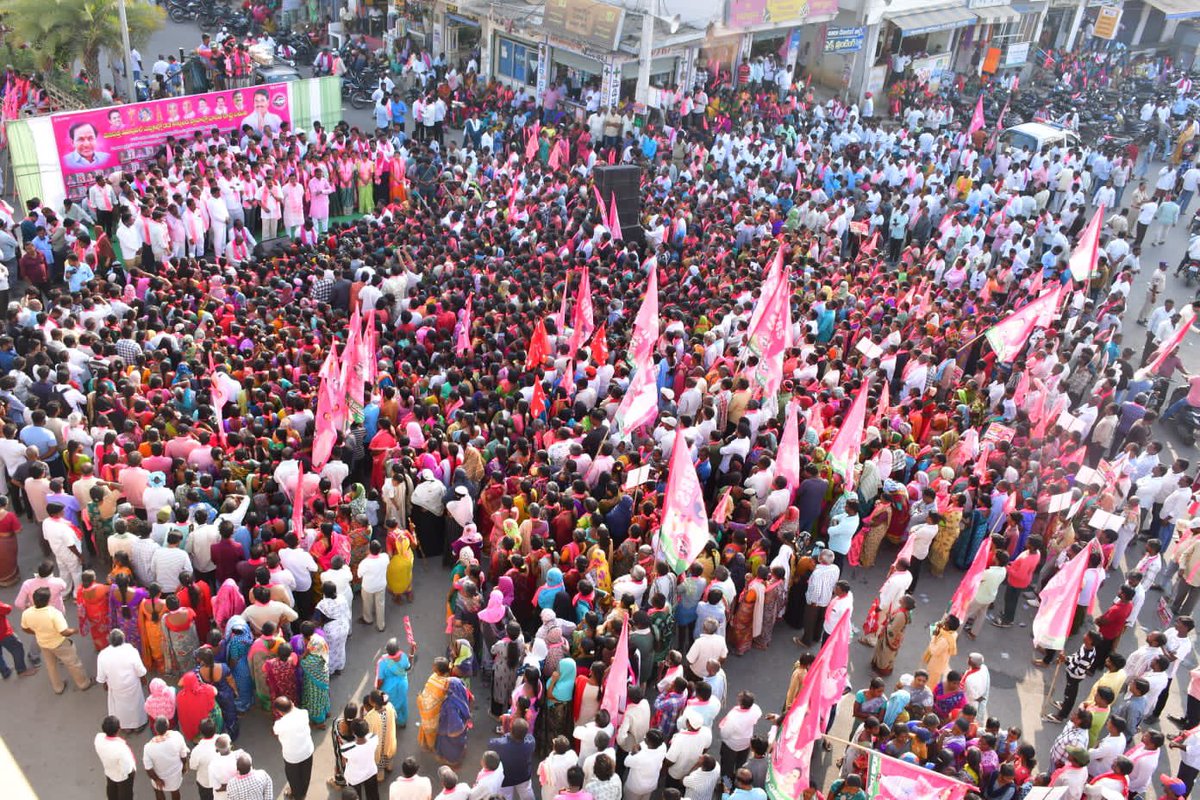 BRSWanaparthy's tweet photo. కదం తొక్కిన BRS శ్రేణులు –
వనపర్తిలో విజయవంతమైన కార్నర్ మీటింగ్ 
ఫిబ్రవరి 9న అంబేద్కర్ చౌరస్తాలో వేలాది కార్యకర్తల సమక్షంలో నిర్వహించిన కార్నర్ మీటింగ్‌లో సింగిరెడ్డి నిరంజన్ రెడ్డి గారు, మాజీ శాసన మండలి చైర్మన్ స్వామి గౌడ్ గారు పాల్గొని కార్యకర్తల్లో అపూర్వ జోష్ నింపారు. https://t.co/IGU92Jfqjw