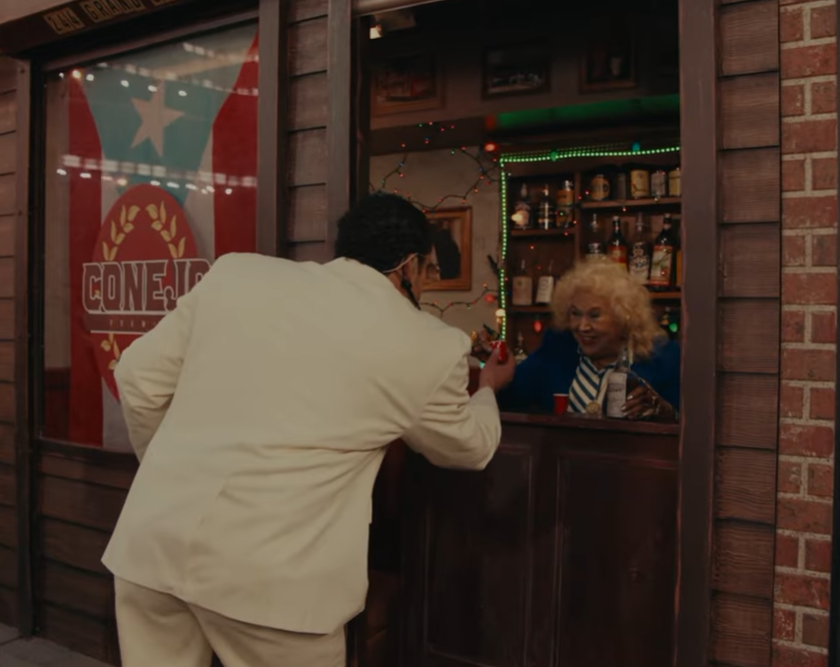 De todos los mensajes políticos del show de Bad Bunny, el que más me llegó al corazón fue ver a Toñita entregándole una cañita desde la réplica de su Caribbean Social Club. Un poco de contexto para los que no han tenido el privilegio de conocer el rincón más latino de NYC 🧵